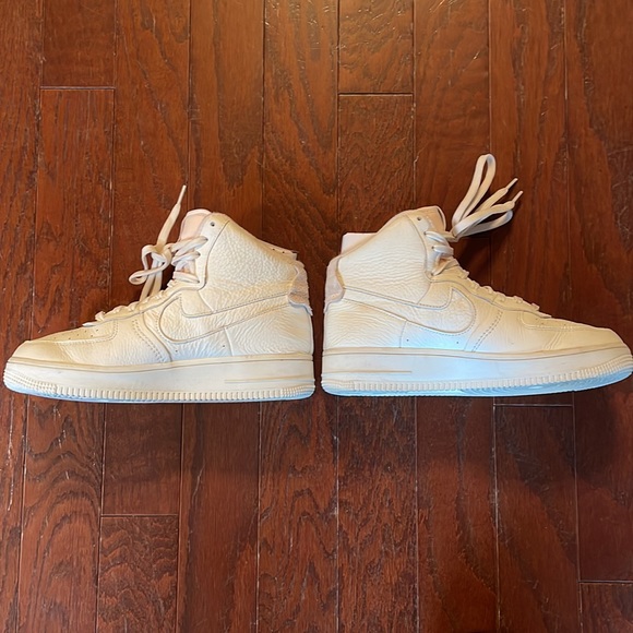 Air Force 1 Women's High Top - Picture 4 of 6